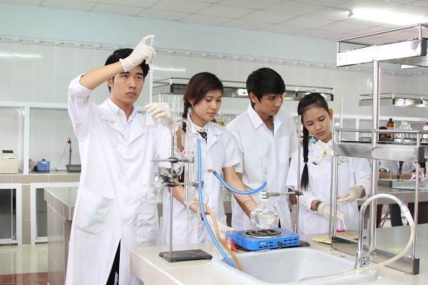 Các yếu tố cần lưu ý khi lựa chọn trường học ngành Dược