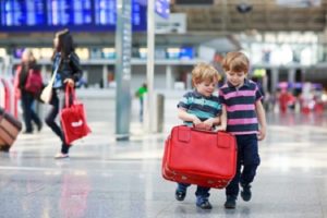 Trẻ em trên 2 tuổi đi máy bay Vietjet và một số quy định cần nắm
