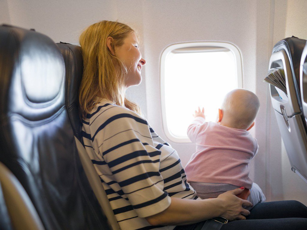 Trẻ em bao nhiêu tuổi được đi máy bay ba mẹ cần biết